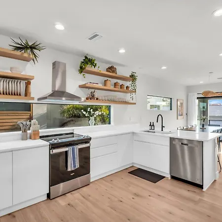 New 4 Bed 3 Bath, Heated Salt Pool, Walk2Beach